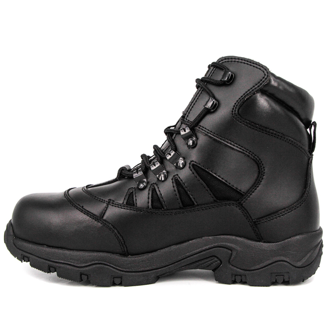 Sepatu taktis militer pergelangan kaki pemuda kulit hitam 4104
