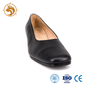 Черные женские офисные туфли на низком каблуке 