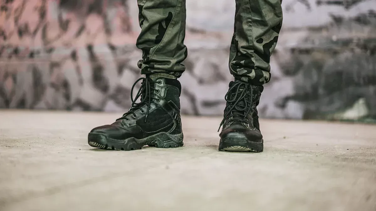 Жоғары әскери тактикалық етік өндірушілері кәсіпқойлар сенеді