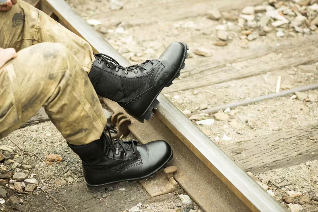 Choosing Your Supplier: China’s Top Waterproof Combat Boots Supplier (Milforce) Vs. Global Competitors 
